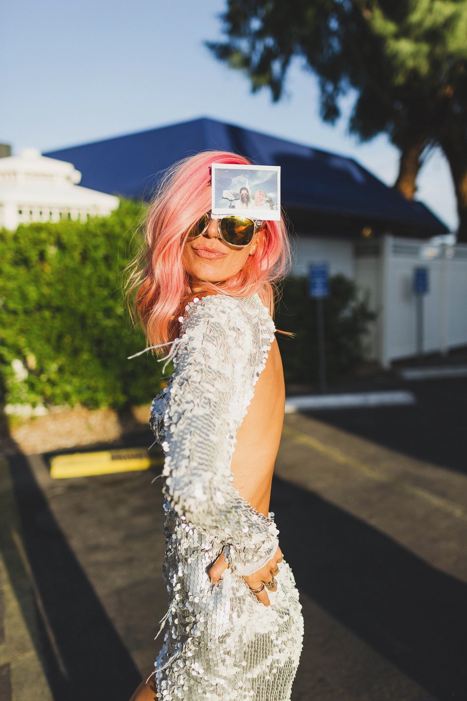 Ο πιο τρελός γάμος όλων των εποχών -Η νύφη με το ροζ μαλλί, τις παγέτες, τα all star και το απίθανο πάρτι [εικόνες] | iefimerida.gr 9