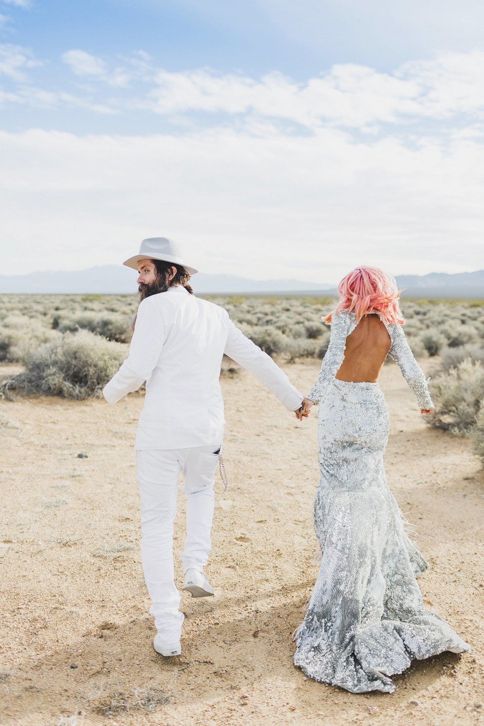 Ο πιο τρελός γάμος όλων των εποχών -Η νύφη με το ροζ μαλλί, τις παγέτες, τα all star και το απίθανο πάρτι [εικόνες] | iefimerida.gr 2