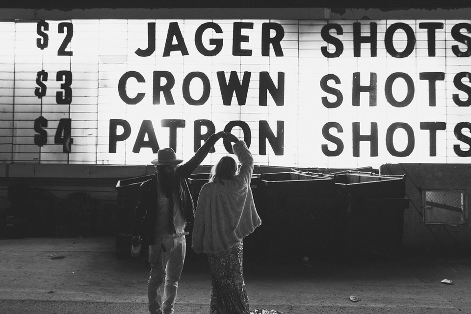 Ο πιο τρελός γάμος όλων των εποχών -Η νύφη με το ροζ μαλλί, τις παγέτες, τα all star και το απίθανο πάρτι [εικόνες] | iefimerida.gr 11