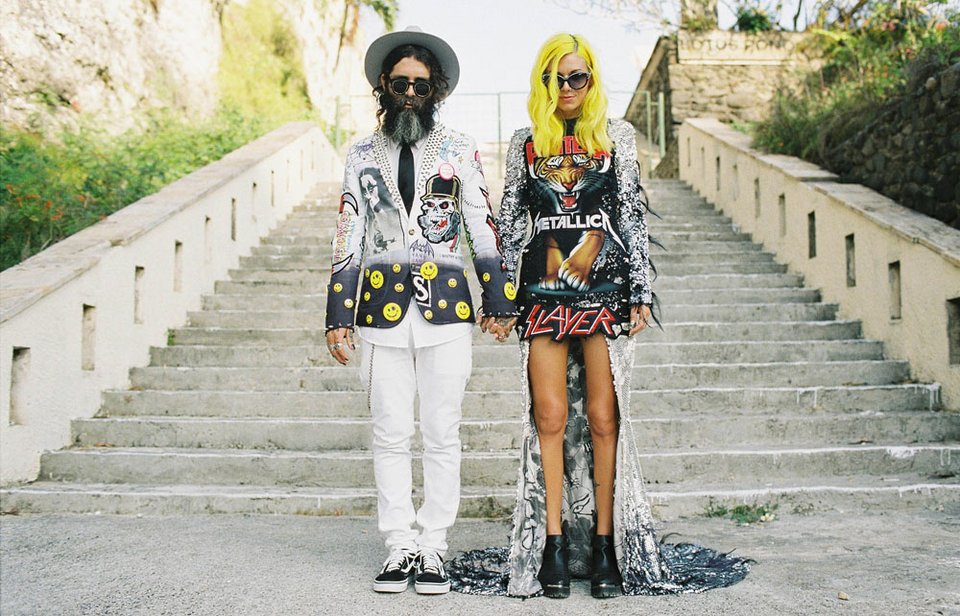 Ο πιο τρελός γάμος όλων των εποχών -Η νύφη με το ροζ μαλλί, τις παγέτες, τα all star και το απίθανο πάρτι [εικόνες] | iefimerida.gr 12