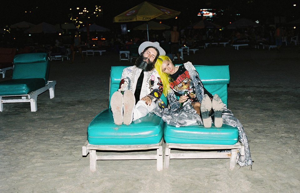 Ο πιο τρελός γάμος όλων των εποχών -Η νύφη με το ροζ μαλλί, τις παγέτες, τα all star και το απίθανο πάρτι [εικόνες] | iefimerida.gr 16