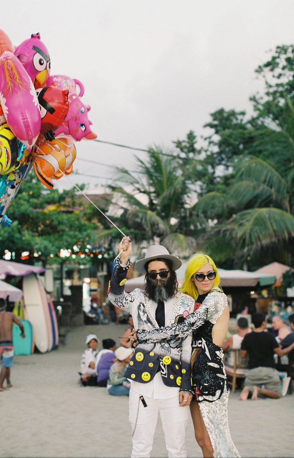 Ο πιο τρελός γάμος όλων των εποχών -Η νύφη με το ροζ μαλλί, τις παγέτες, τα all star και το απίθανο πάρτι [εικόνες] | iefimerida.gr 14