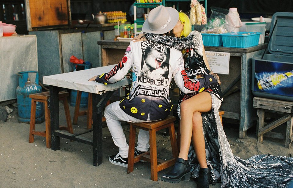 Ο πιο τρελός γάμος όλων των εποχών -Η νύφη με το ροζ μαλλί, τις παγέτες, τα all star και το απίθανο πάρτι [εικόνες] | iefimerida.gr 15