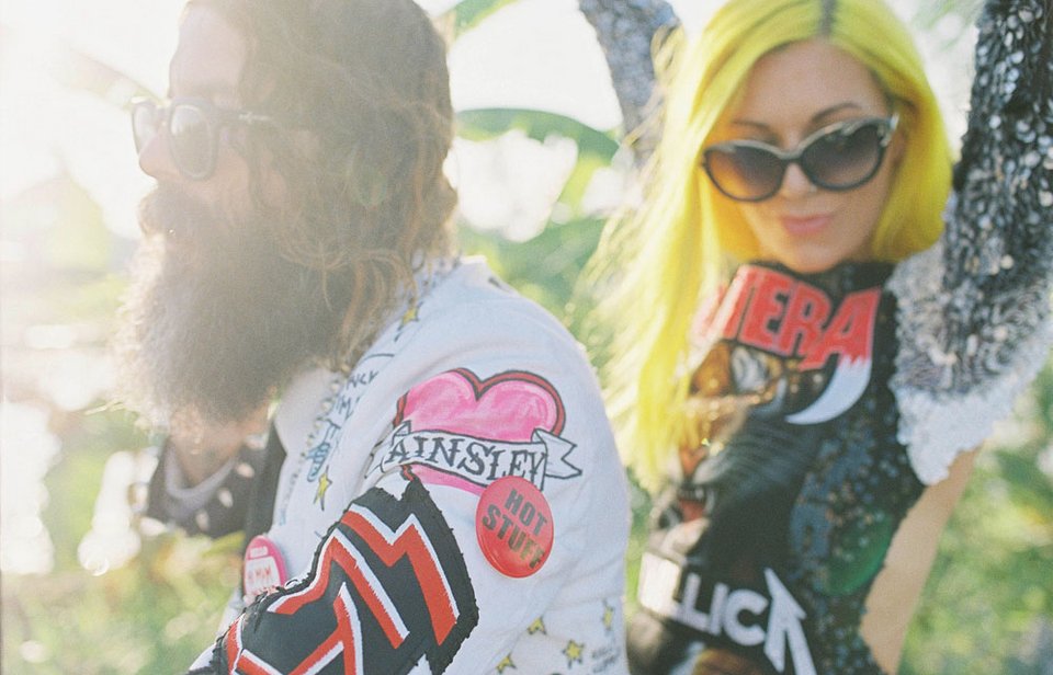 Ο πιο τρελός γάμος όλων των εποχών -Η νύφη με το ροζ μαλλί, τις παγέτες, τα all star και το απίθανο πάρτι [εικόνες] | iefimerida.gr 13