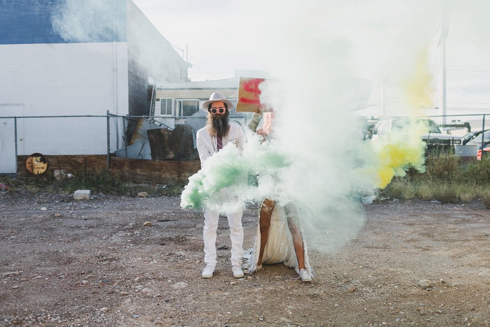 Ο πιο τρελός γάμος όλων των εποχών -Η νύφη με το ροζ μαλλί, τις παγέτες, τα all star και το απίθανο πάρτι [εικόνες] | iefimerida.gr 5