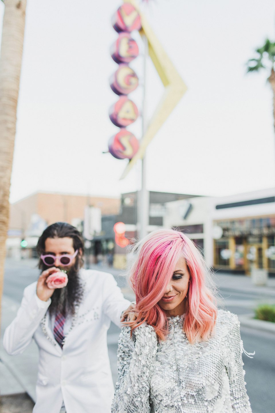 Ο πιο τρελός γάμος όλων των εποχών -Η νύφη με το ροζ μαλλί, τις παγέτες, τα all star και το απίθανο πάρτι [εικόνες] | iefimerida.gr 6