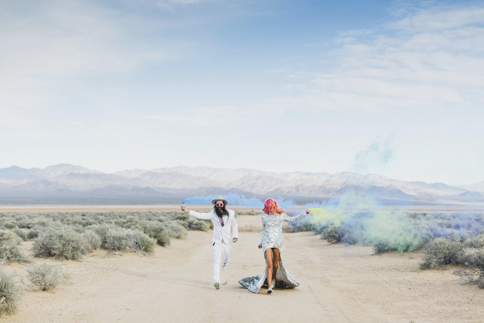 Ο πιο τρελός γάμος όλων των εποχών -Η νύφη με το ροζ μαλλί, τις παγέτες, τα all star και το απίθανο πάρτι [εικόνες] | iefimerida.gr 10