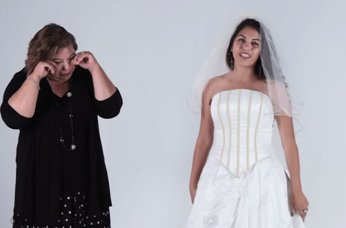 Εκρηξη συναισθημάτων: Τι συμβαίνει όταν κόρες φορούν τα νυφικά των μανάδων τους [βίντεο] | iefimerida.gr 2
