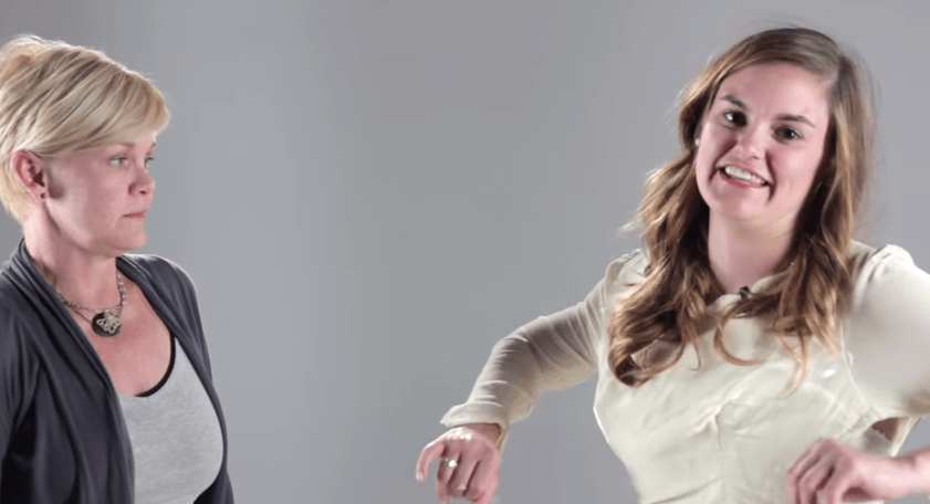 Εκρηξη συναισθημάτων: Τι συμβαίνει όταν κόρες φορούν τα νυφικά των μανάδων τους [βίντεο] | iefimerida.gr 1