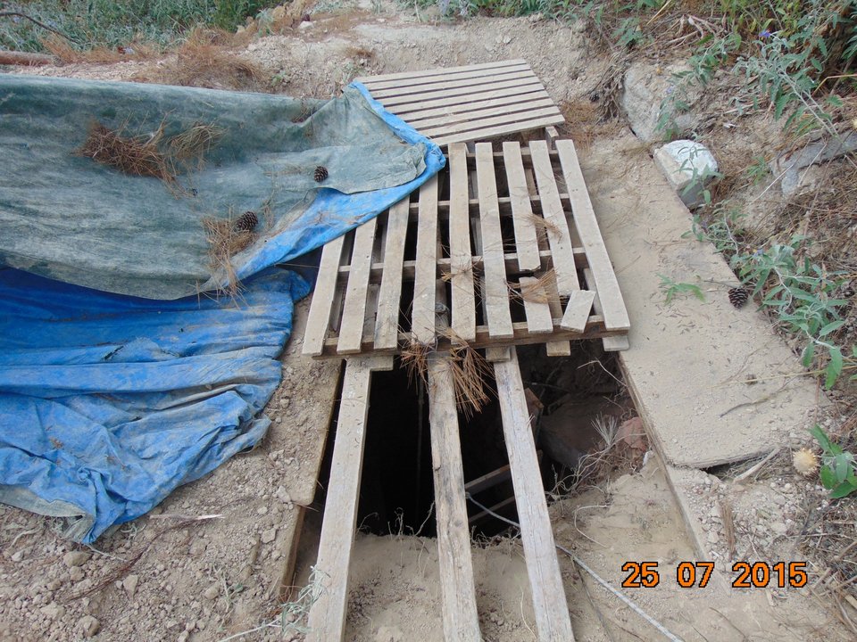 Εσκαβαν σε αρχαιολογικό χώρο επειδή είχαν δει σε όνειρο λίρες και κοσμήματα [εικόνες] | iefimerida.gr 1