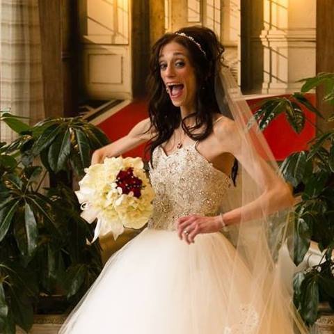 «Επρεπε να χωρέσω στο νυφικό μου 2 σακούλες οστομίας» -Μια νεαρή μιλά για τη μέρα του γάμου της [εικόνες] | iefimerida.gr 10