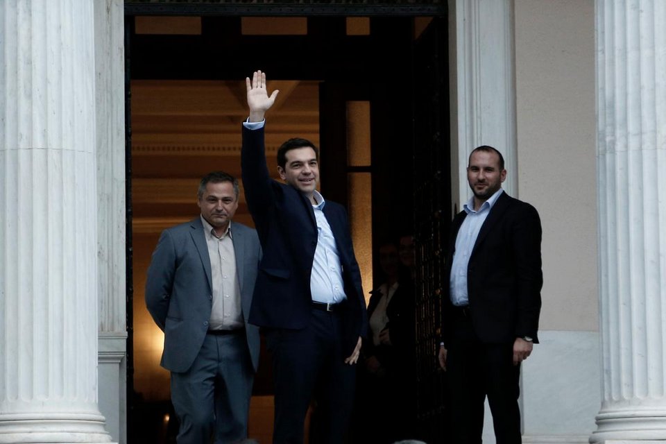 Ο Τσίπρας παραδίδει στη Θάνου μετά την ορκωμοσία της | iefimerida.gr 0