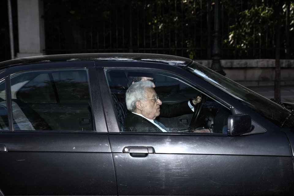 Πώς κάθισαν στο Προεδρικό στο γεύμα κορυφής: Διαγωνίως και σε... απόσταση ασφαλείας Τσίπρας-Σαμαράς | iefimerida.gr 3