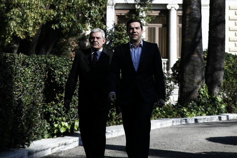 Πώς κάθισαν στο Προεδρικό στο γεύμα κορυφής: Διαγωνίως και σε... απόσταση ασφαλείας Τσίπρας-Σαμαράς | iefimerida.gr 1