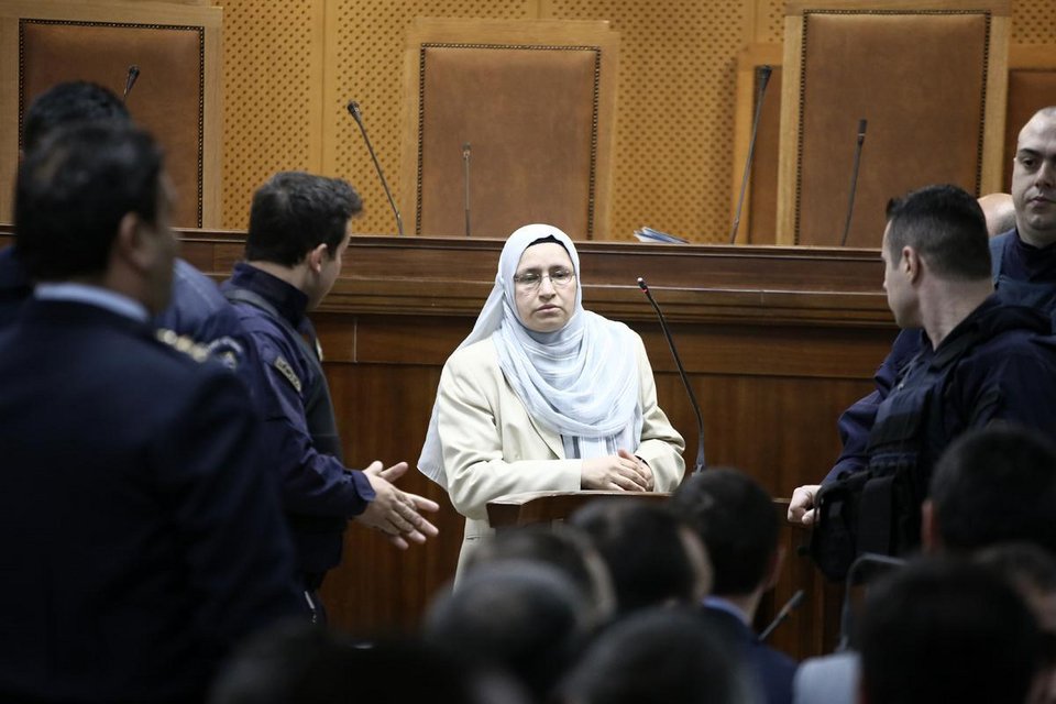 Μέσα στη δίκη της ΧΑ: Ο Ρουπακιάς, οι γονείς του Φύσσα, ο μετανοημένος Μπούκουρας [εικόνες & βίντεο] | iefimerida.gr 17