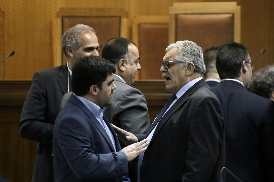 Μέσα στη δίκη της ΧΑ: Ο Ρουπακιάς, οι γονείς του Φύσσα, ο μετανοημένος Μπούκουρας [εικόνες & βίντεο] | iefimerida.gr 13