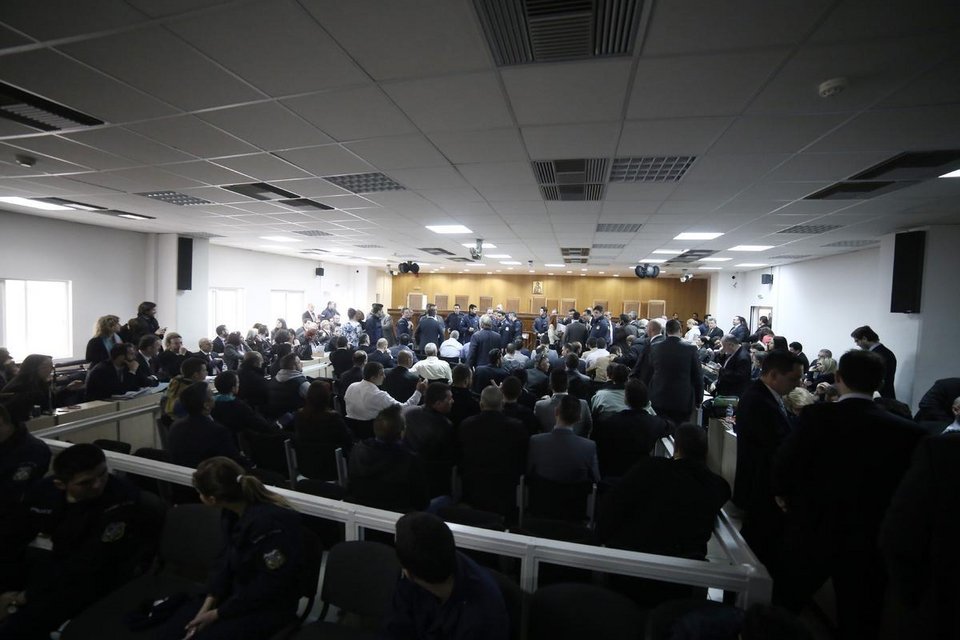 Μέσα στη δίκη της ΧΑ: Ο Ρουπακιάς, οι γονείς του Φύσσα, ο μετανοημένος Μπούκουρας [εικόνες & βίντεο] | iefimerida.gr 18