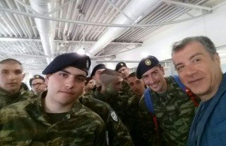 Φαντάροι περικύκλωσαν τον Σταύρο Θεοδωράκη στο αεροδρόμιο για... selfies [εικόνες] | iefimerida.gr 0