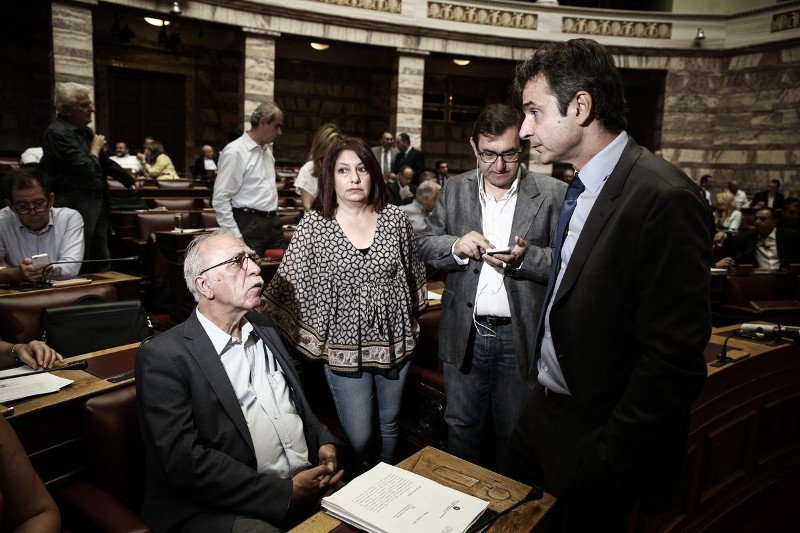 Νταούλια πολέμου στη Βουλή: Πηγαδάκια, αγωνία Τσακαλώτου, ο cool Βαρουφάκης [εικόνες] | iefimerida.gr 20