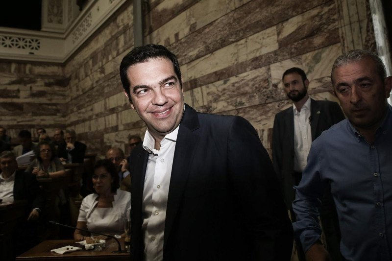 Το φιλί της Ζωής στον Τσίπρα καρέ-καρέ [εικόνες] | iefimerida.gr 7