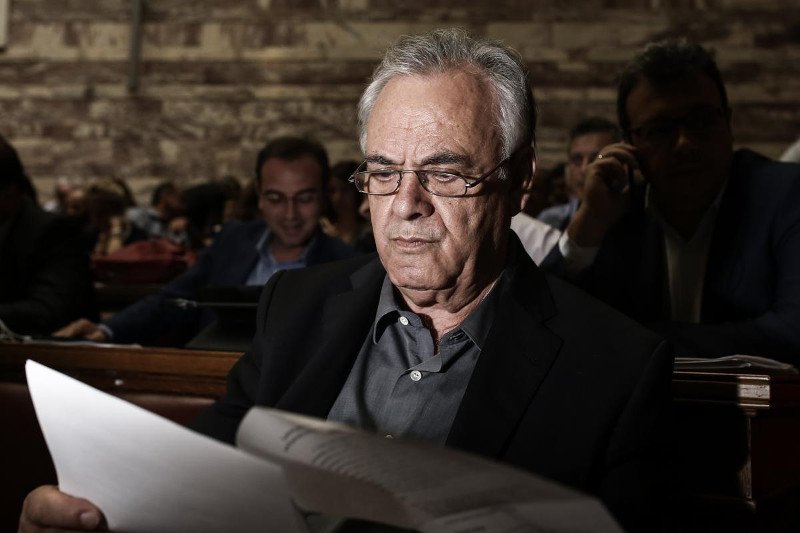 Το φιλί της Ζωής στον Τσίπρα καρέ-καρέ [εικόνες] | iefimerida.gr 13