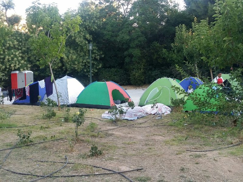 Καταυλισμός μεταναστών το Πεδίον του Αρεως:  Παραμένουν οι σκηνές στο πάρκο [εικόνες] | iefimerida.gr 5