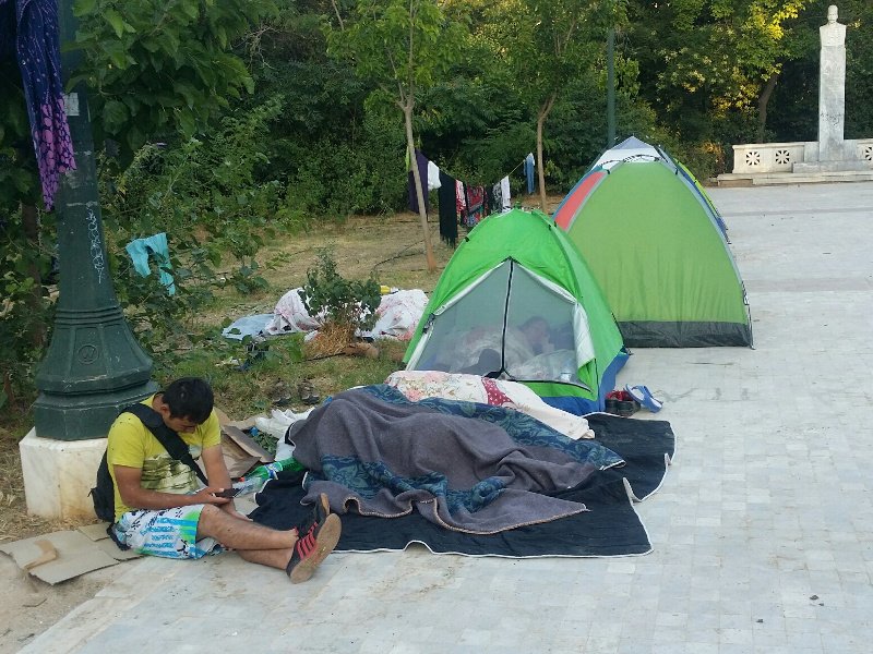 Καταυλισμός μεταναστών το Πεδίον του Αρεως:  Παραμένουν οι σκηνές στο πάρκο [εικόνες] | iefimerida.gr 7