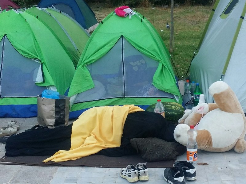 Καταυλισμός μεταναστών το Πεδίον του Αρεως:  Παραμένουν οι σκηνές στο πάρκο [εικόνες] | iefimerida.gr 6