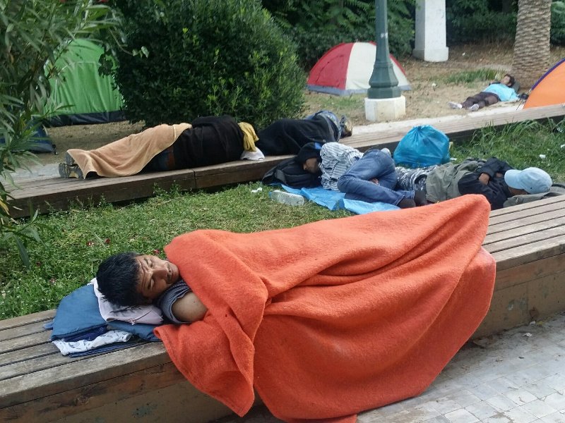 Καταυλισμός μεταναστών το Πεδίον του Αρεως:  Παραμένουν οι σκηνές στο πάρκο [εικόνες] | iefimerida.gr 2