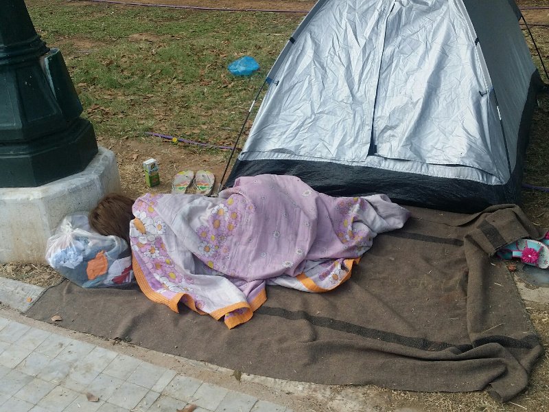 Καταυλισμός μεταναστών το Πεδίον του Αρεως:  Παραμένουν οι σκηνές στο πάρκο [εικόνες] | iefimerida.gr 3