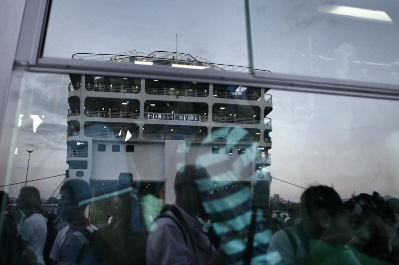 Περισσότεροι από 2.000 πρόσφυγες έφτασαν στον Πειραιά [εικόνες] | iefimerida.gr 3
