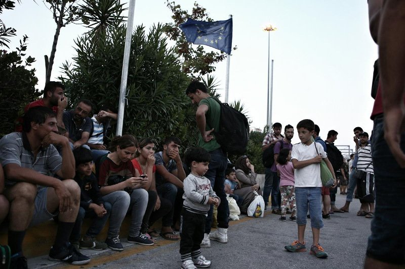 Περισσότεροι από 2.000 πρόσφυγες έφτασαν στον Πειραιά [εικόνες] | iefimerida.gr 0