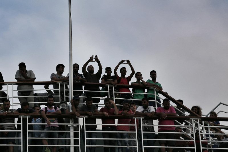 Περισσότεροι από 2.000 πρόσφυγες έφτασαν στον Πειραιά [εικόνες] | iefimerida.gr 1