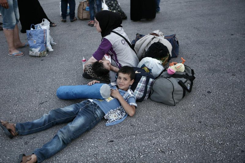 Περισσότεροι από 2.000 πρόσφυγες έφτασαν στον Πειραιά [εικόνες] | iefimerida.gr 2