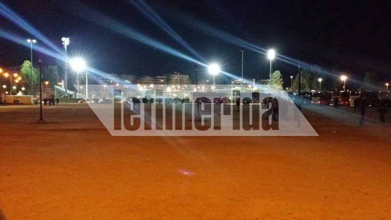 Εφτασαν τα πρώτα λεωφορεία με μετανάστες στο Π. Φάληρο -Αποβιβάζονται και φεύγουν τρέχοντας [εικόνες & βίντεο] | iefimerida.gr 6