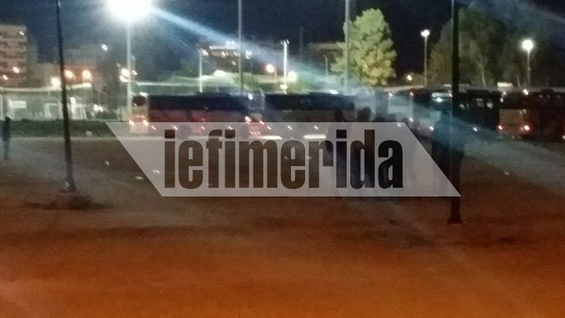 Εφτασαν τα πρώτα λεωφορεία με μετανάστες στο Π. Φάληρο -Αποβιβάζονται και φεύγουν τρέχοντας [εικόνες & βίντεο] | iefimerida.gr 5