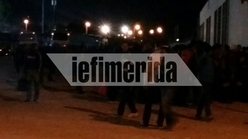 Εφτασαν τα πρώτα λεωφορεία με μετανάστες στο Π. Φάληρο -Αποβιβάζονται και φεύγουν τρέχοντας [εικόνες & βίντεο] | iefimerida.gr 4