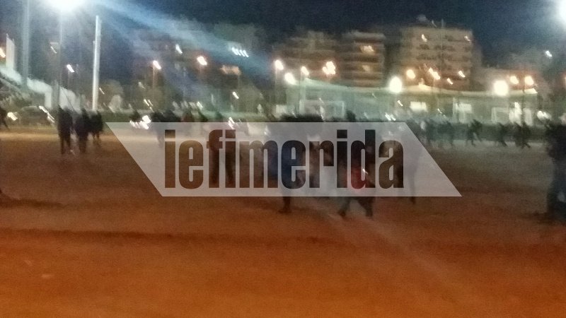 Εφτασαν τα πρώτα λεωφορεία με μετανάστες στο Π. Φάληρο -Αποβιβάζονται και φεύγουν τρέχοντας [εικόνες & βίντεο] | iefimerida.gr 3