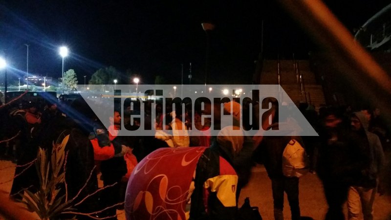 Εφτασαν τα πρώτα λεωφορεία με μετανάστες στο Π. Φάληρο -Αποβιβάζονται και φεύγουν τρέχοντας [εικόνες & βίντεο] | iefimerida.gr 2