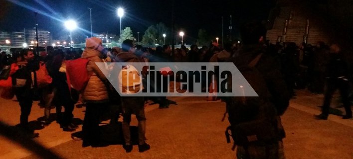 Εφτασαν τα πρώτα λεωφορεία με μετανάστες στο Π. Φάληρο -Αποβιβάζονται και φεύγουν τρέχοντας [εικόνες & βίντεο] | iefimerida.gr 1