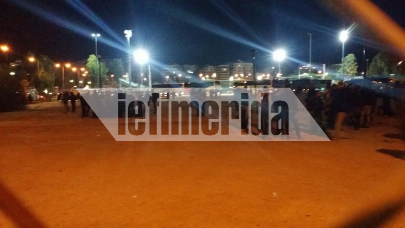 Εφτασαν τα πρώτα λεωφορεία με μετανάστες στο Π. Φάληρο -Αποβιβάζονται και φεύγουν τρέχοντας [εικόνες & βίντεο] | iefimerida.gr 0