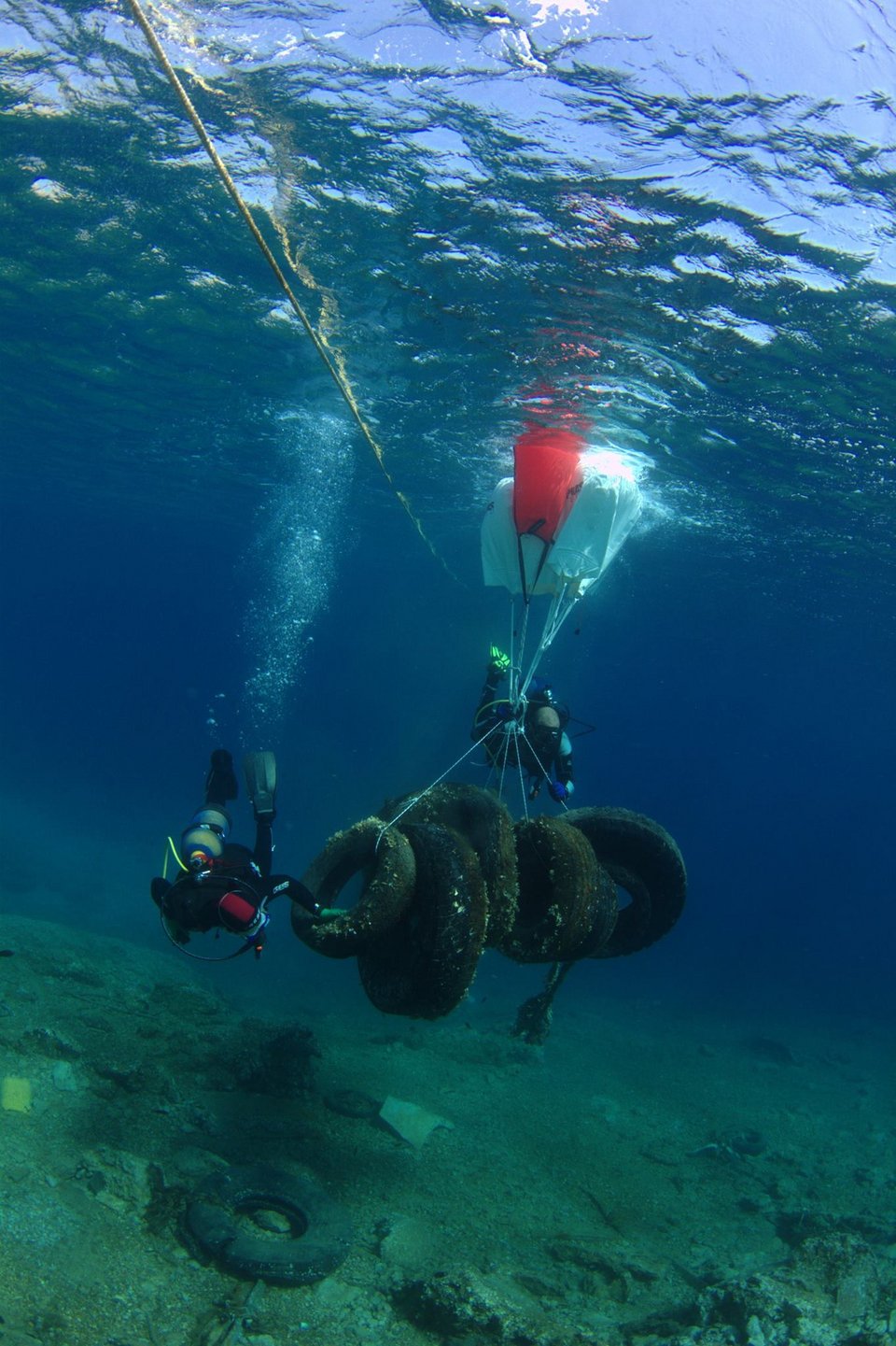 Απίστευτο τι βρίσκουν πεταμένα στον βυθό των ελληνικών θαλασσών -Από σιδερώστρα μέχρι αυτοκίνητο [εικόνες] | iefimerida.gr 1