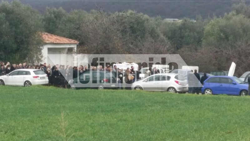 Σπαραγμός στις κηδείες των δύο φίλων από το Μεσολόγγι [εικόνες] | iefimerida.gr 3