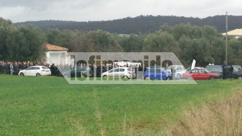 Σπαραγμός στις κηδείες των δύο φίλων από το Μεσολόγγι [εικόνες] | iefimerida.gr 4