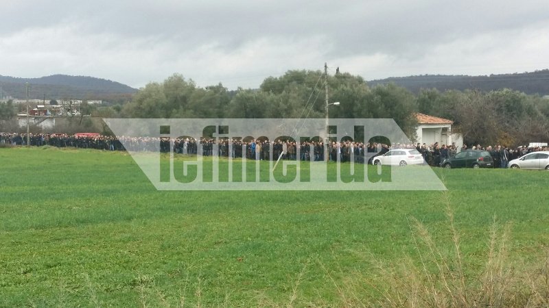 Σπαραγμός στις κηδείες των δύο φίλων από το Μεσολόγγι [εικόνες] | iefimerida.gr 5