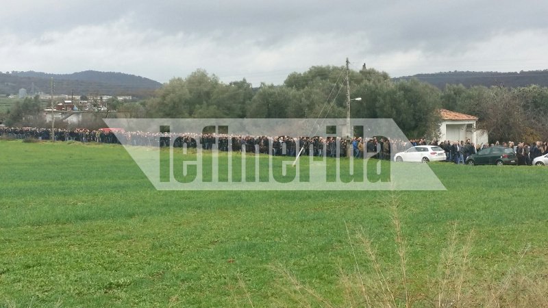 Σπαραγμός στις κηδείες των δύο φίλων από το Μεσολόγγι [εικόνες] | iefimerida.gr 6