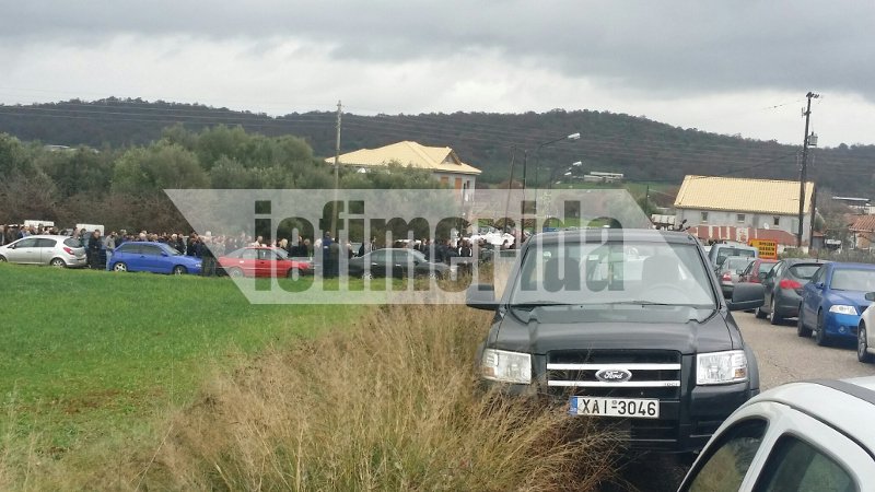 Σπαραγμός στις κηδείες των δύο φίλων από το Μεσολόγγι [εικόνες] | iefimerida.gr 7