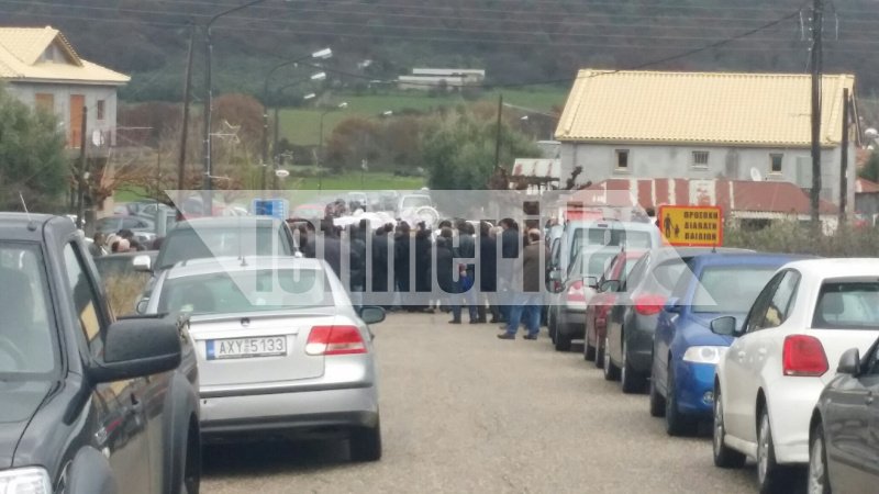 Σπαραγμός στις κηδείες των δύο φίλων από το Μεσολόγγι [εικόνες] | iefimerida.gr 2