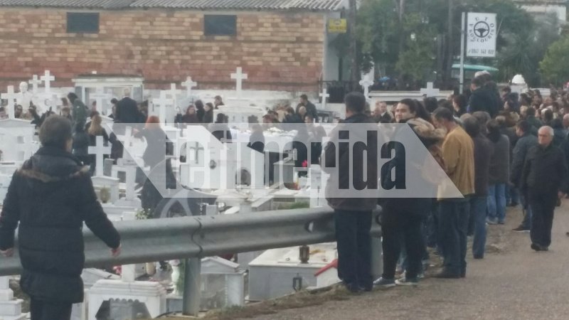 Σπαραγμός στις κηδείες των δύο φίλων από το Μεσολόγγι [εικόνες] | iefimerida.gr 0