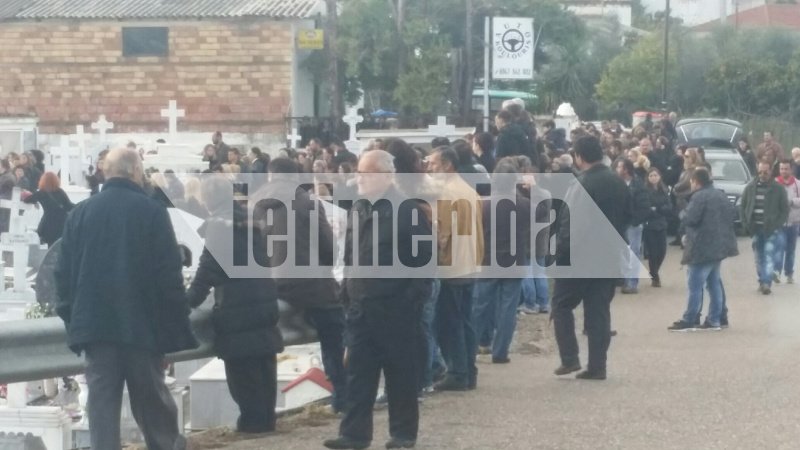 Σπαραγμός στις κηδείες των δύο φίλων από το Μεσολόγγι [εικόνες] | iefimerida.gr 1